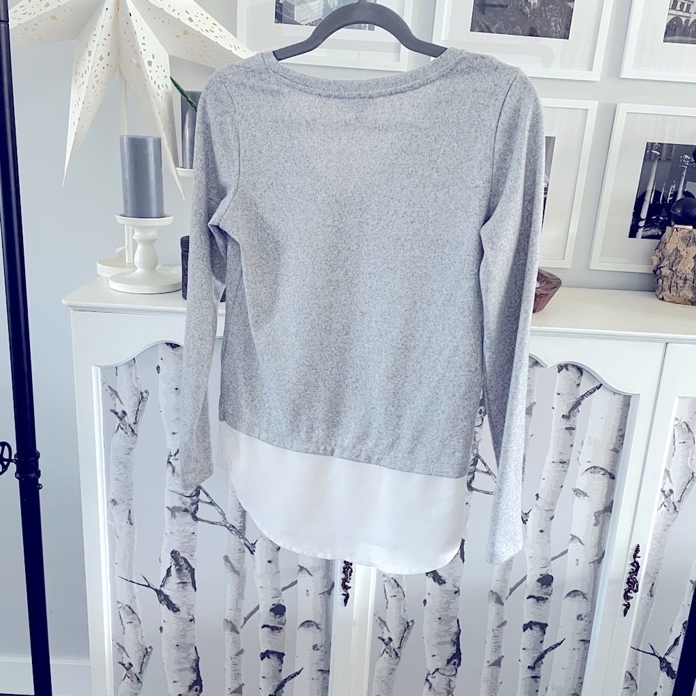 Dynamite Vneck layered sweater blouse grey salt & pepper and white size xs‍ - Picture 4 of 4